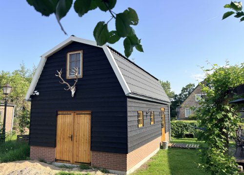 Mansardedak schuur, in nostalgische tuin
