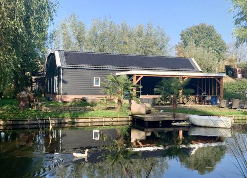 Schuur met mansardedak, en overkapping